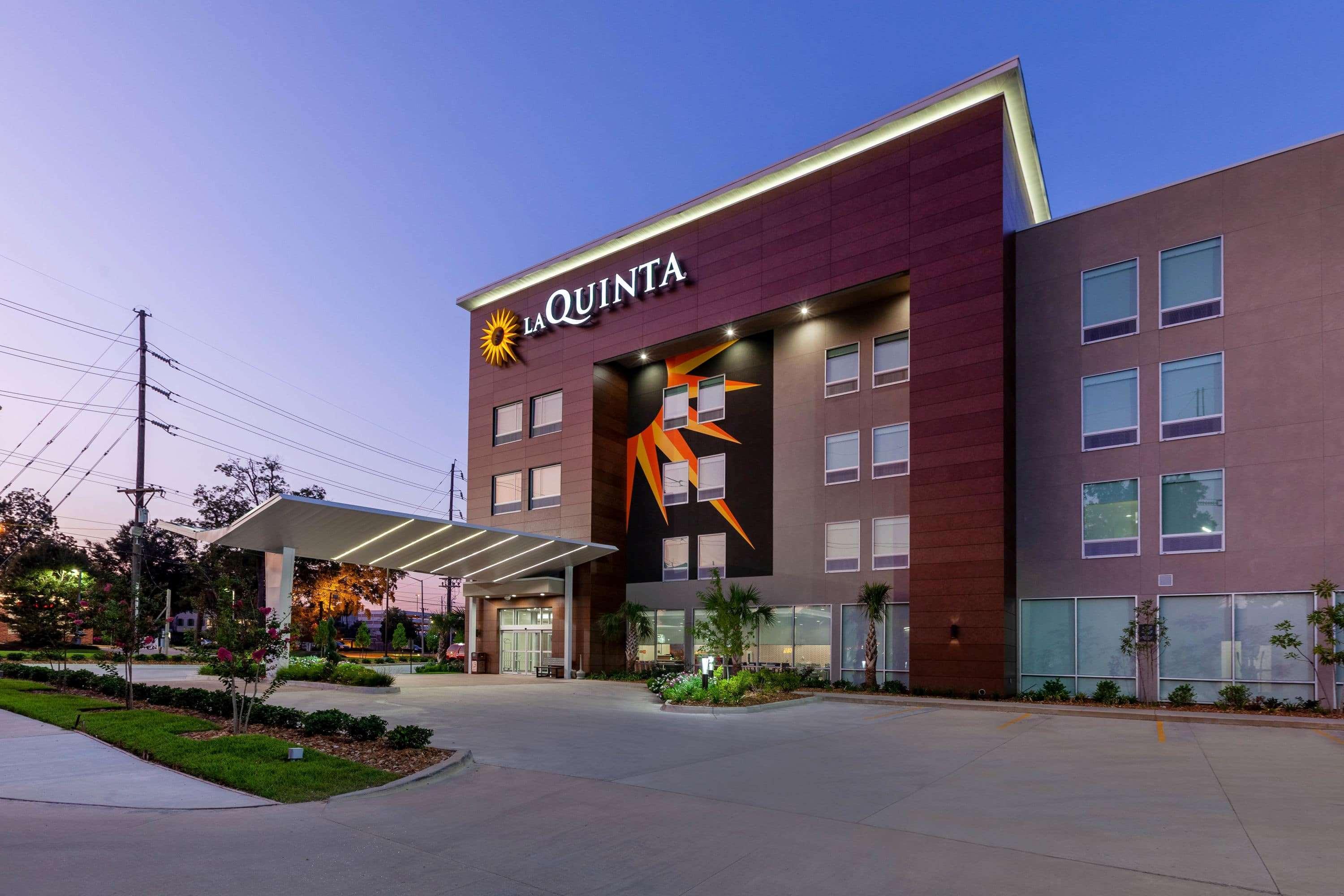 La Quinta & By Wyndham Oil Center Hotel